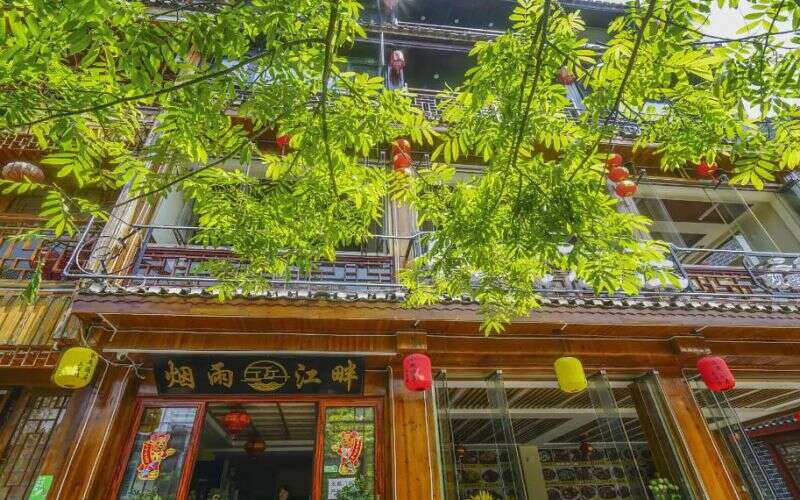 凤凰古城烟雨江畔民宿